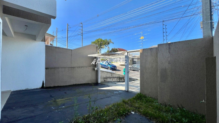 Triplex novo de frente para rua, no Bairro Alto