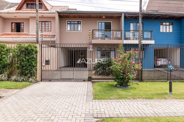 Sobrado com quintal e jardim em Santa Felicidade