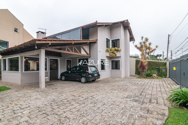 Casa de esquina com amplo terreno