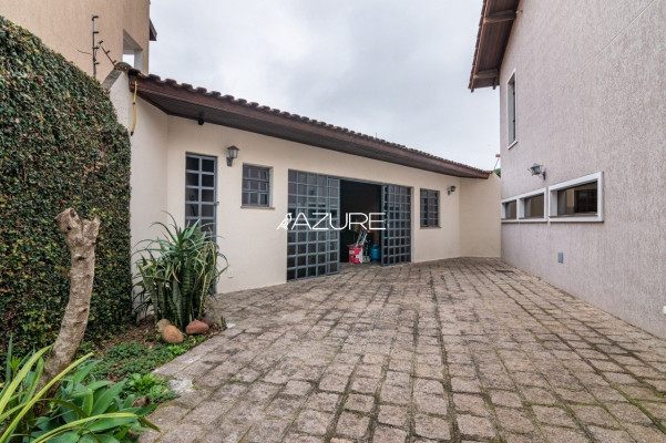 Casa de esquina com amplo terreno