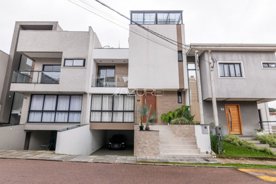 Lindo sobrado de condomínio com piscina e jacuzzi