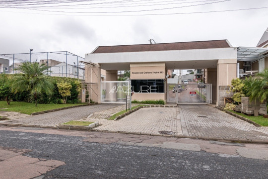 Lindo sobrado de condomínio com piscina e jacuzzi