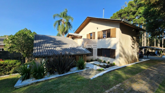 Casa com Piscina em Pinhais à Venda